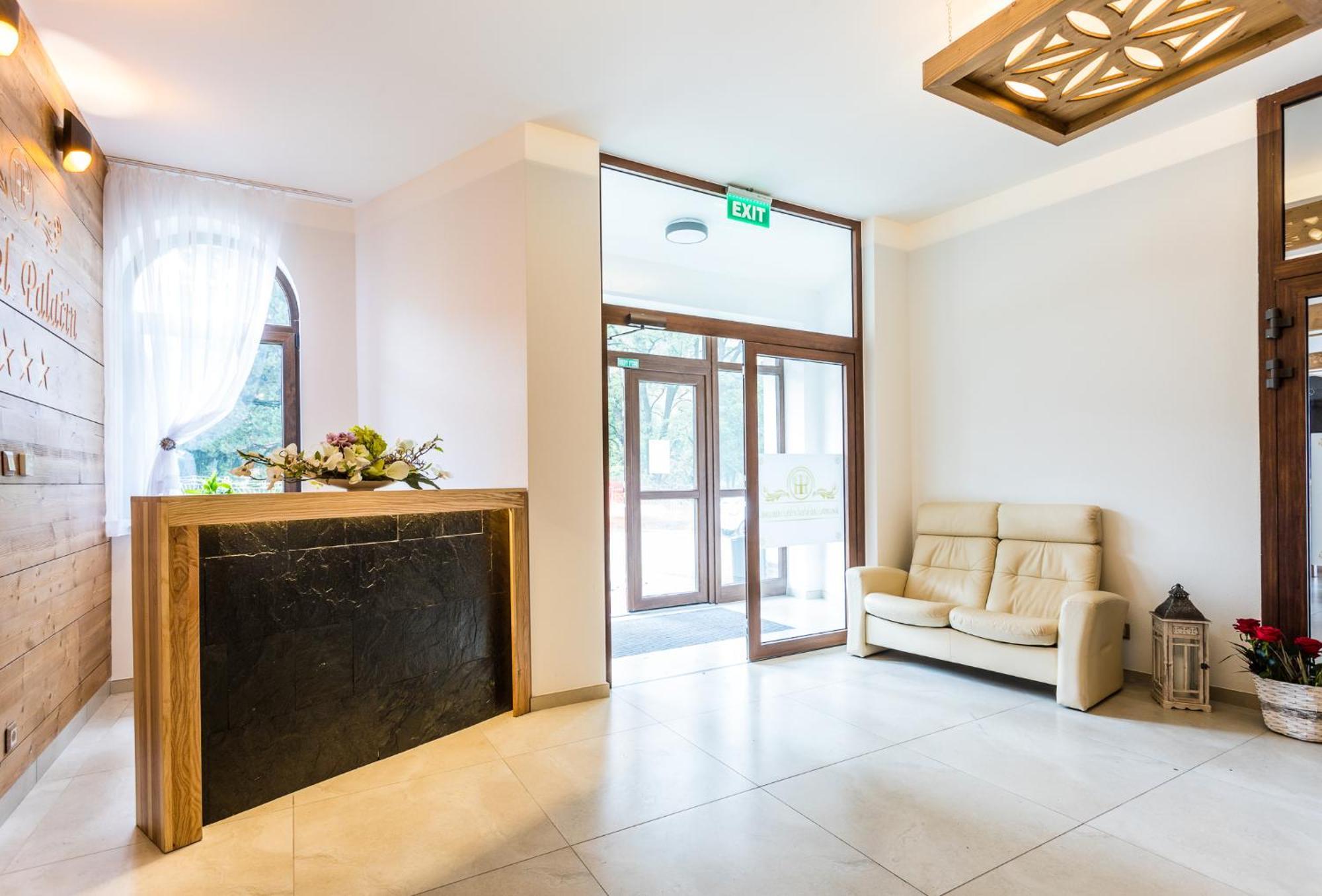Hotel Palatin 奥拉夫斯基波扎莫克 外观 照片
